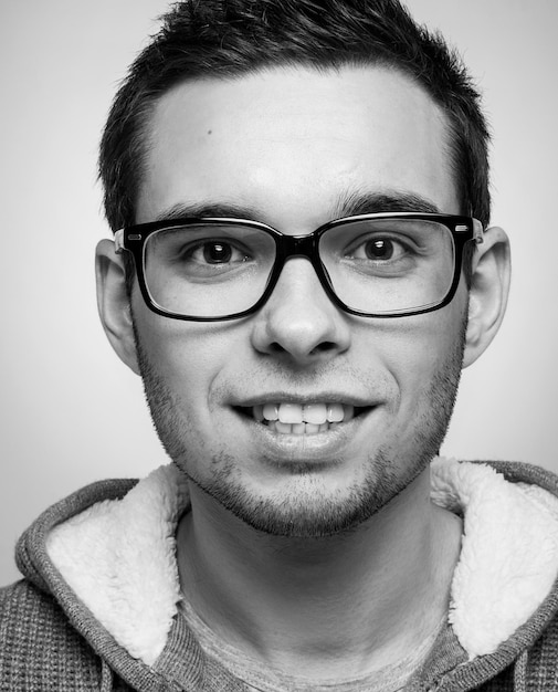 Portrait d'un beau mec avec des lunettes Mauvaise vue Correction de la vision Photographie noir et blanc