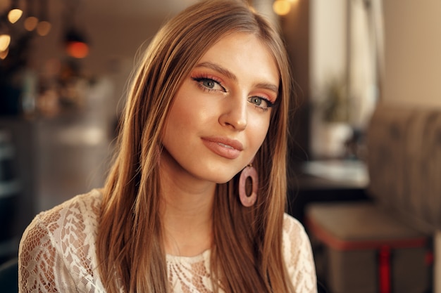 Portrait de beau modèle féminin dans un café