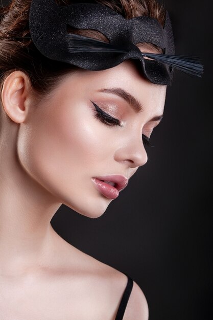 Portrait d'un beau modèle féminin avec maquillage et coiffure