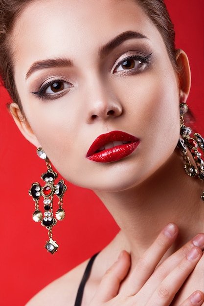 Portrait d'un beau modèle féminin avec maquillage et coiffure