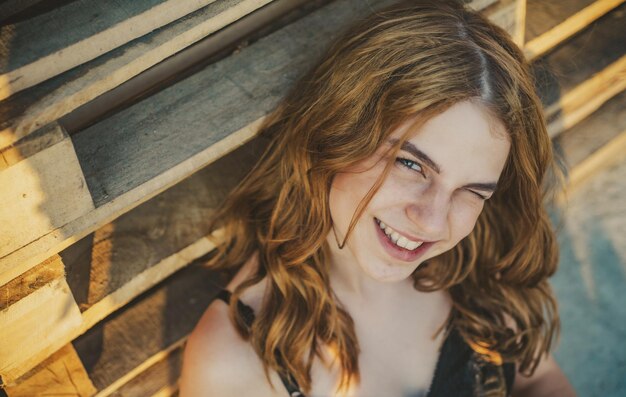 Portrait de beau modèle féminin souriant en plein air belle adolescente souriante