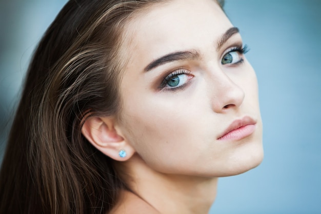 Portrait de beau modèle féminin