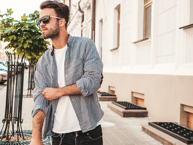 Portrait de beau modèle lambersexual hipster élégant et confiant