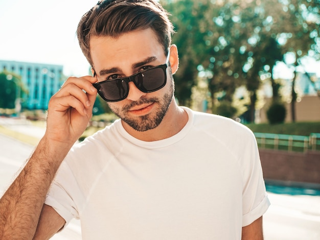 Portrait de beau modèle lambersexual hipster élégant souriant