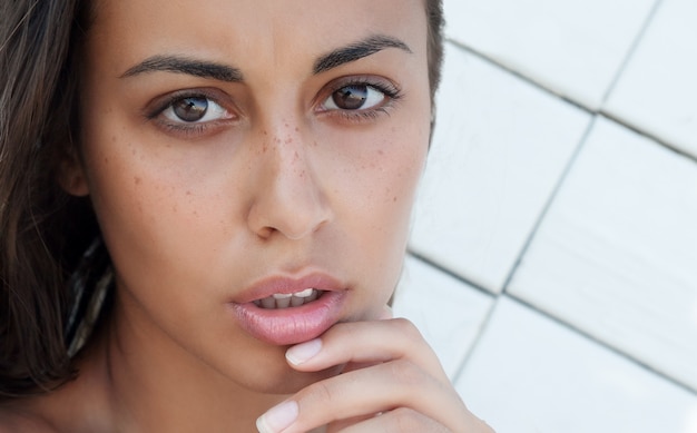 Portrait de beau modèle avec maquillage naturel