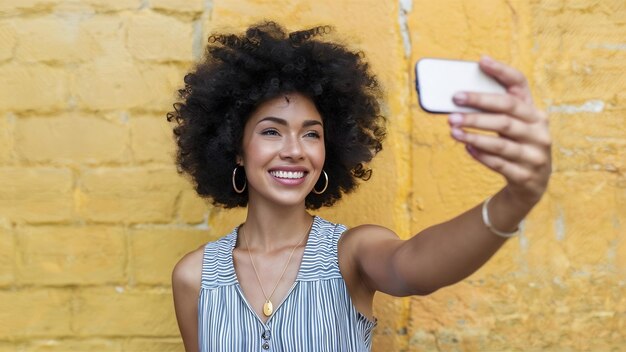 Portrait d'un beau modèle souriant avec une coiffure afro en boucles vêtue de vêtements hipster d'été