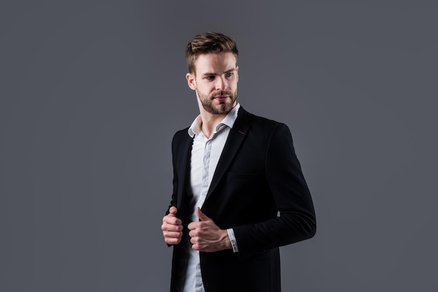 Portrait d'un beau PDG Homme d'affaires en costume Jeune bel homme Jeune directeur dans son bureau portrait d'un homme d'affaires sur fond gris portrait d'homme d'affaires confiant