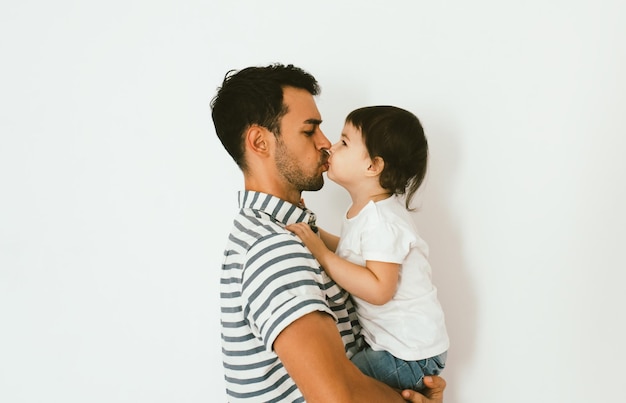 Portrait de beau père embrassant sa petite fille Jeune papa profite du temps avec son enfant Beau père avec petite fille Heureux père et fille Famille de style de vie
