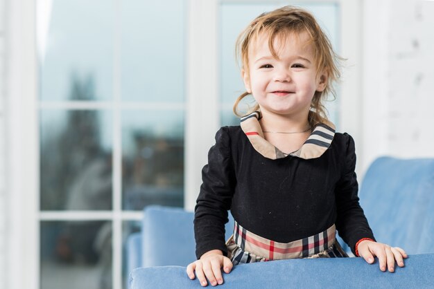 Portrait d&#39;un beau petit enfant à la maison