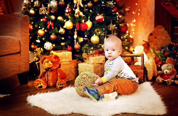 Portrait de beau petit garçon sur fond de noël