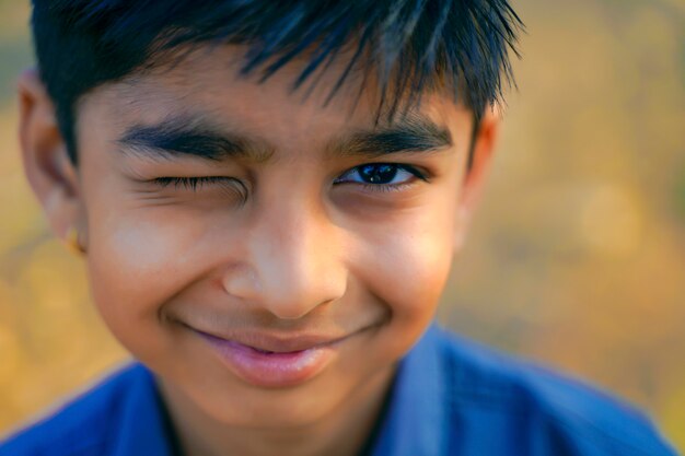 Portrait de beau petit garçon indien un clin de œil