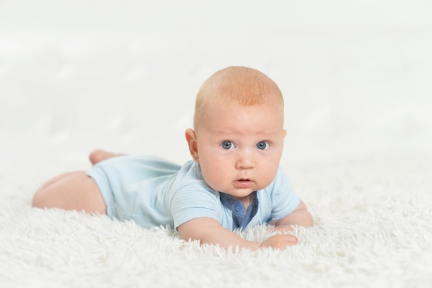 portrait, de, beau, petit garçon, lit