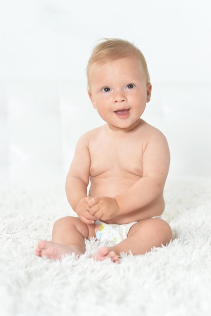 Portrait d'un beau petit garçon mignon