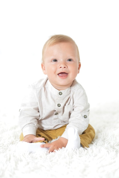 Portrait d'un beau petit garçon mignon