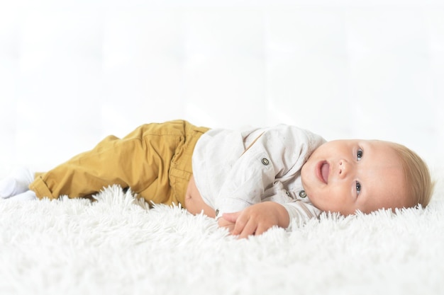 Portrait d'un beau petit garçon mignon