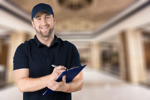 Portrait de beau réparateur heureux au travail