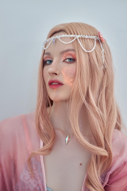 Portrait de beauté d'anime princesse elfe femme aux cheveux roses en sous-vêtements Fabuleux look magique beau maquillage rose Couronne de jante sur la tête d'une femme