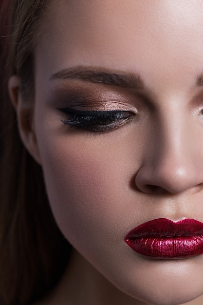 Portrait de beauté d'une belle brune sur fond noir