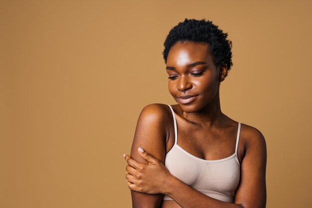 Portrait de beauté d'une belle femme noire portant des sous-vêtements de lingerie