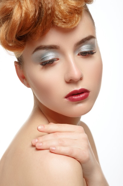 Portrait de beauté, belle femme se touchant l'épaule.