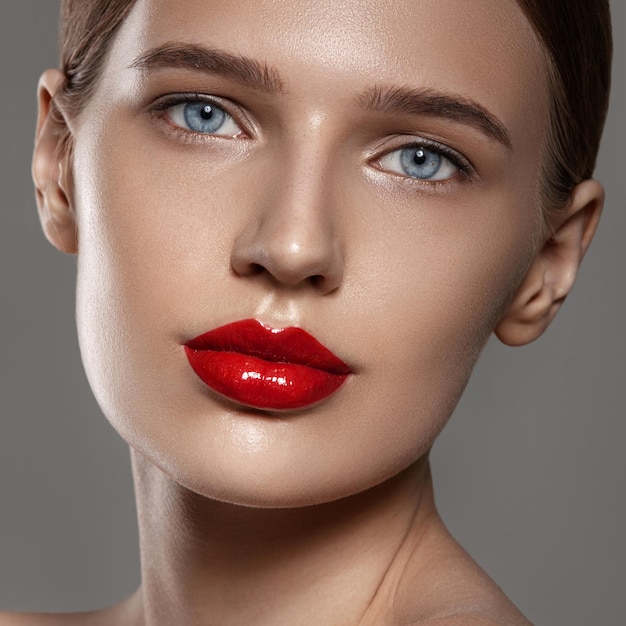 Portrait de beauté d'une belle fille maquillage naturel et couleur de lèvre rouge Nettoyer la peau saine