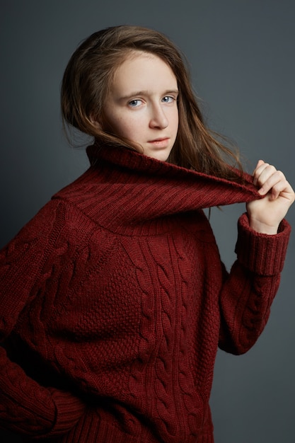 Portrait de beauté d'une belle jeune fille sur fond sombre.