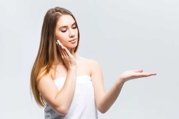 Portrait de beauté belle peau saine pure et jeune femme.