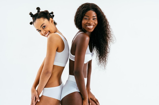 Portrait de beauté de belles femmes noires portant des sous-vêtements de lingerie Jolies jeunes femmes africaines posant dans des concepts de studio sur la cosmétologie de la beauté et la diversité