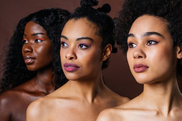 Portrait de beauté de belles femmes noires portant des sous-vêtements de lingerie Jolies jeunes femmes africaines posant dans des concepts de studio sur la cosmétologie de la beauté et la diversité