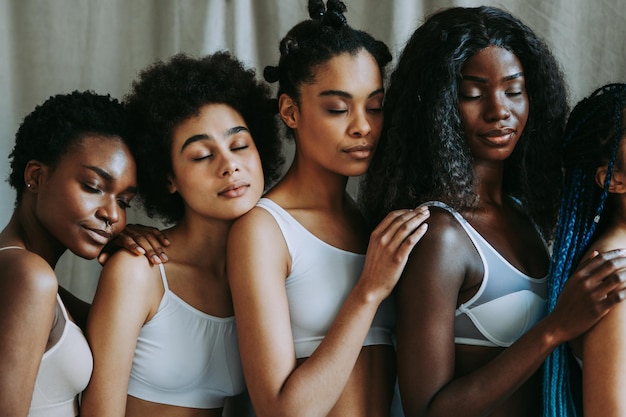 Portrait de beauté de belles femmes noires portant des sous-vêtements de lingerie Jolies jeunes femmes africaines posant dans des concepts de studio sur la cosmétologie de la beauté et la diversité