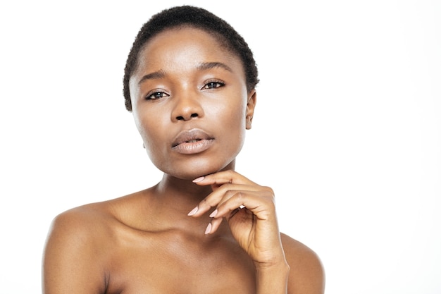 Portrait de beauté d'une charmante femme afro-américaine à la peau fraîche isolée sur fond blanc