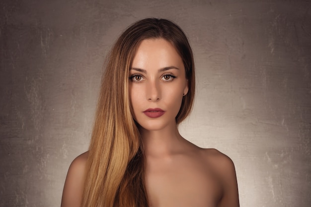 Portrait de beauté du modèle avec maquillage naturel