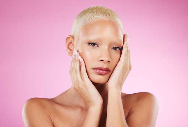 Portrait beauté et énervé avec une femme noire modèle en studio sur fond rose pour le maquillage ou les cosmétiques Soin du visage ou naturel avec une jeune femme unique et attrayante à l'intérieur pour les soins cosmétiques