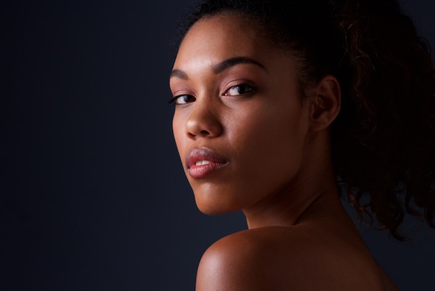 Portrait de beauté de femme afro-américaine de la mode