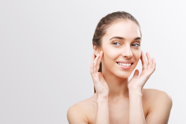 Portrait de beauté d'une femme appliquant un masque hydratant ou une crème sur le visage