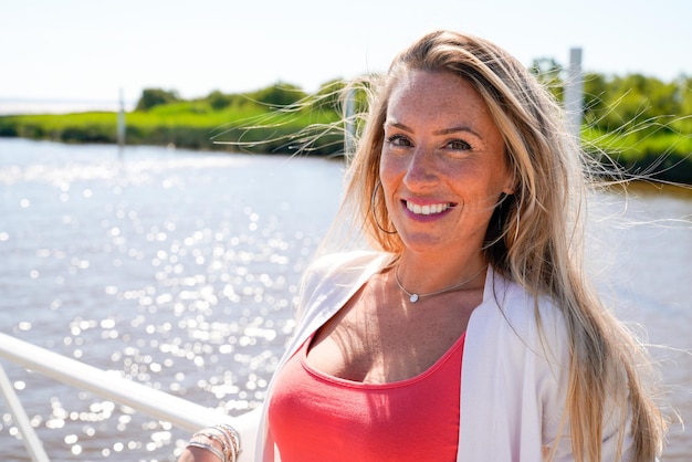 Portrait de beauté femme au bord de la rivière à l'extérieur sur la plage