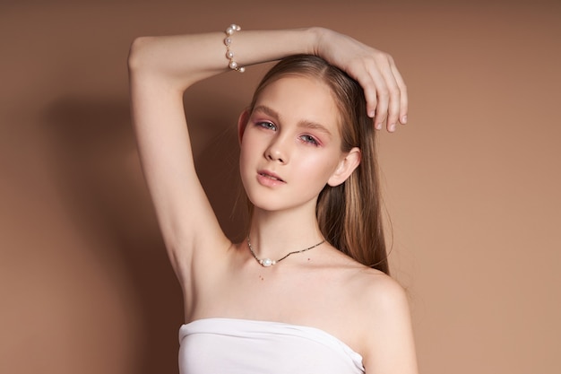 Portrait de beauté d'une femme avec des bijoux, des boucles d'oreilles dans ses oreilles et un collier autour du cou.