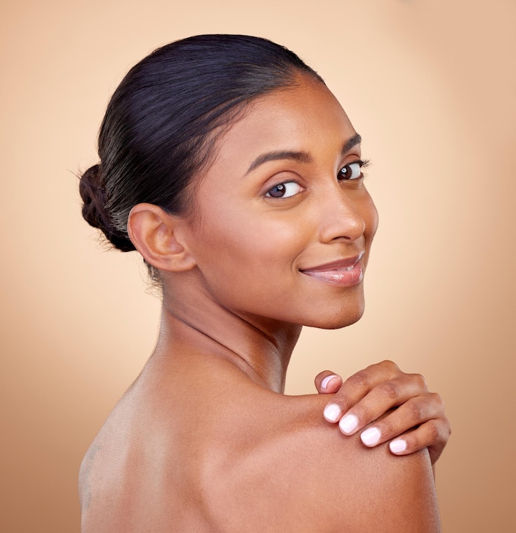 Photo portrait beauté ou femme heureuse avec un éclat naturel du visage avec des cosmétiques dermatologiques en studio visage esthétique fond brun ou modèle de fille gen z avec sourire de bien-être ou amour de soi dans le spa