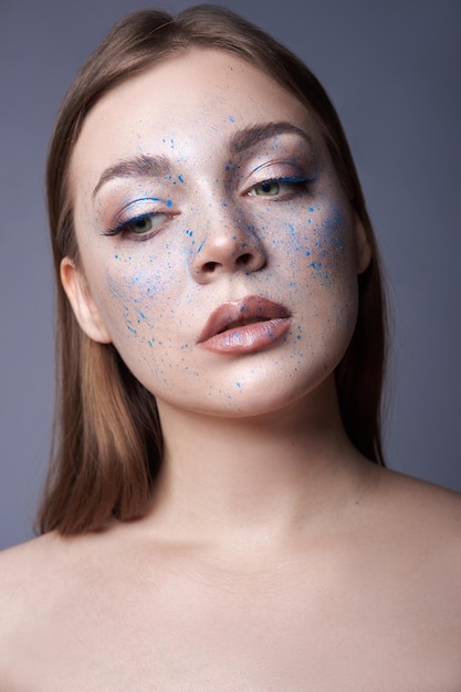 Portrait de beauté d'une femme maquillage professionnel du visage beaux yeux Maquillage des yeux et des lèvres du soir lumineux