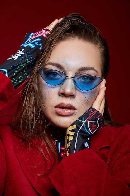 Portrait de beauté d'une femme maquillage professionnel du visage beaux yeux Maquillage des yeux et des lèvres du soir lumineux