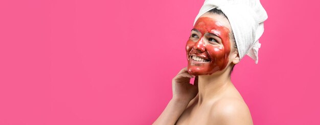 Portrait de beauté d'une femme en serviette blanche sur la tête avec un masque nourrissant doré sur le visage