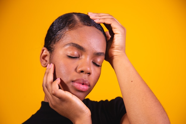 Portrait de beauté d'une fille afro-américaine. Belle femme noire. Cosmétiques, maquillage et mode