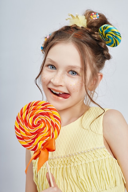 Portrait de beauté fille peau propre naturelle, cosmétiques et maquillage pour les enfants. Sourire de fille