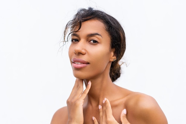 Portrait de beauté de jeune femme afro-américaine aux seins nus avec des épaules nues sur fond blanc avec