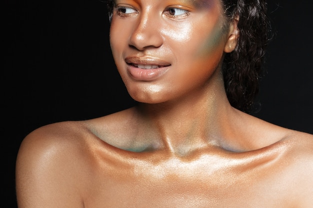 Photo portrait de beauté de la jeune femme américaine mignonne avec le maquillage brillant au-dessus du noir