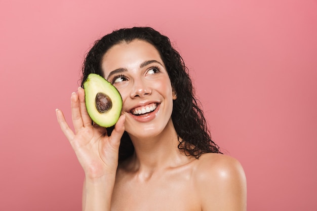 Portrait de beauté d'une jeune femme aux seins nus heureuse