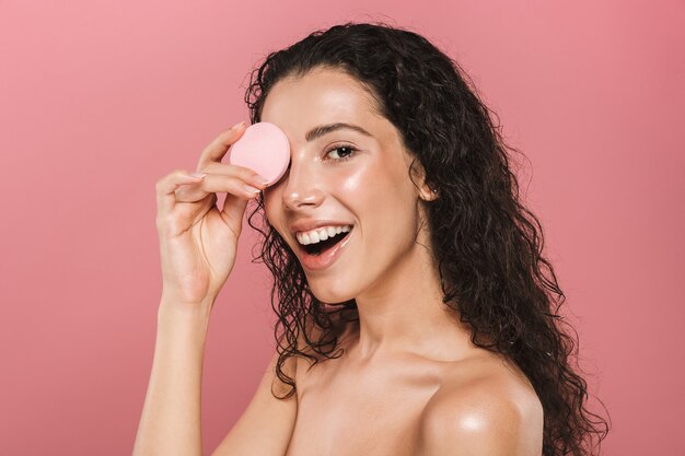 Portrait de beauté d'une jeune femme aux seins nus joyeuse