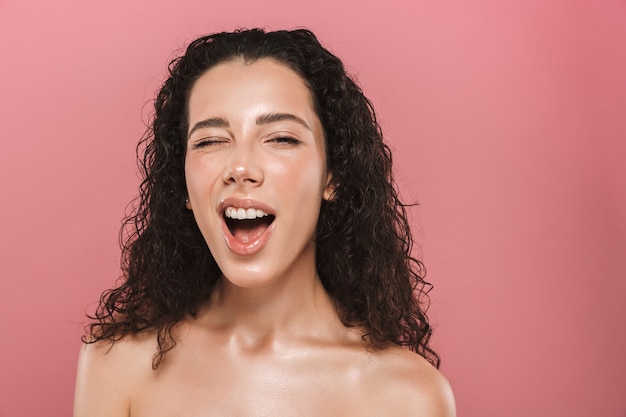 Portrait de beauté d'une jeune femme aux seins nus séduisante