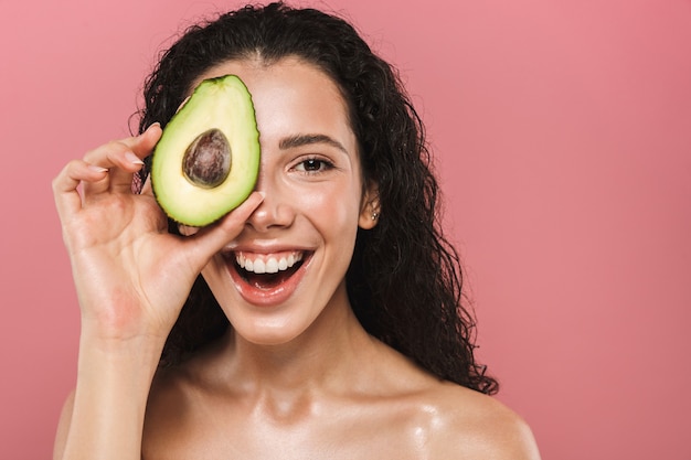 Portrait de beauté d'une jeune femme aux seins nus souriante