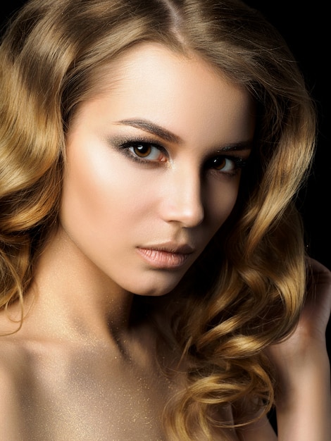 Portrait de beauté de jeune femme avec du maquillage doré